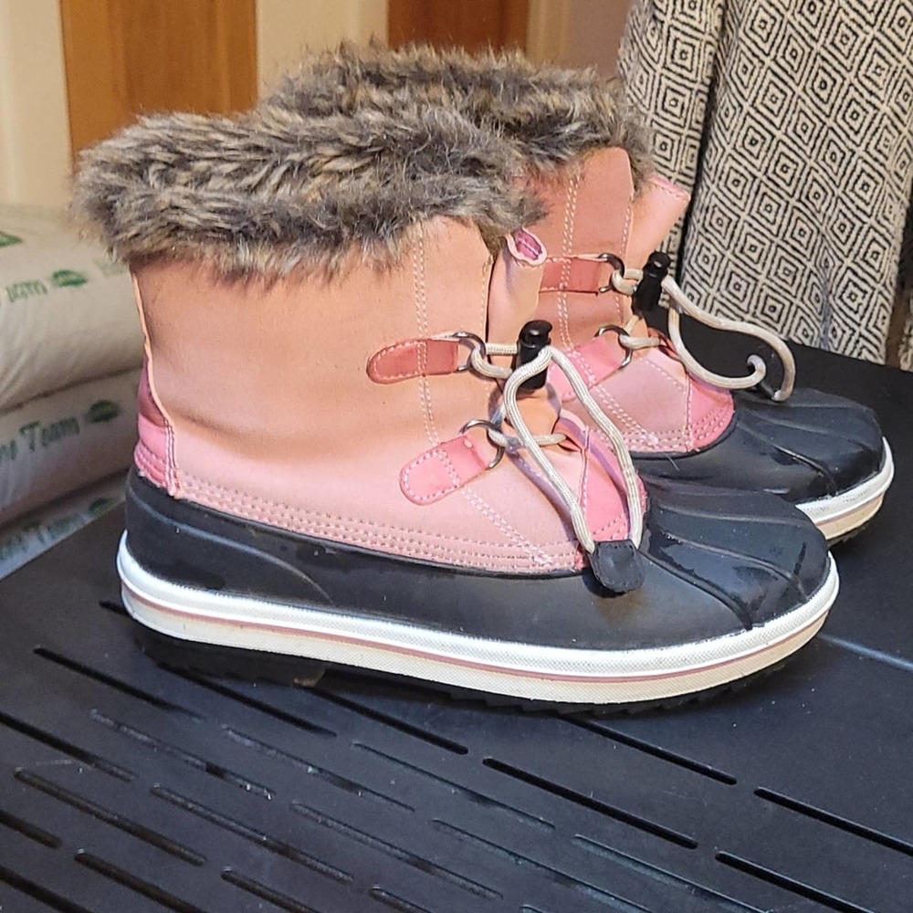 Thermolight  pink duck boot  faux fur accent